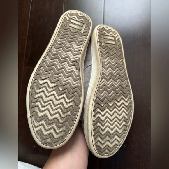 Tom’s Sneakers - Picture 4 of 5